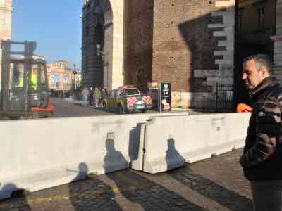 Barriere di sicurezza all'ingresso della Bra