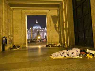 Papa Francesco si mobilita per i senza tetto