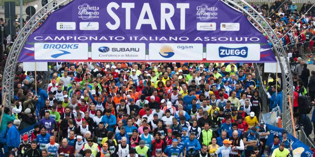 Si corre a piedi, traffico bloccato in centro città