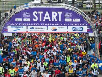 Si corre a piedi, traffico bloccato in centro città