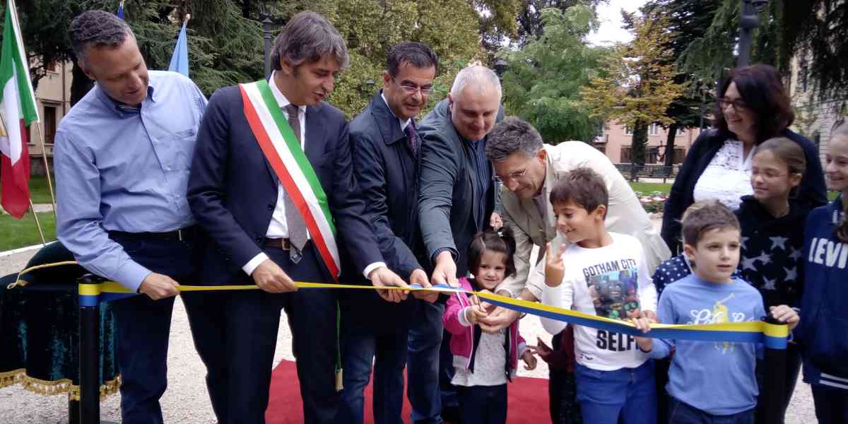 Tosi e Sboarina inaugurano i giardini alle ex Poste