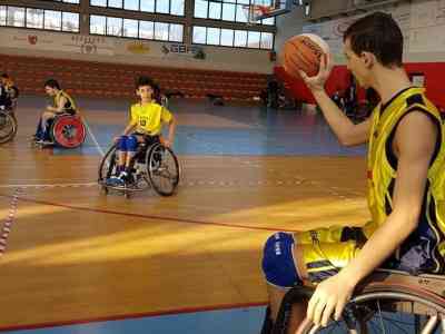 Cerca spazio la specialità che porta i disabili a fare canestro