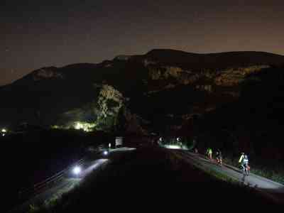 La pedalata notturna che unisce la città al lago