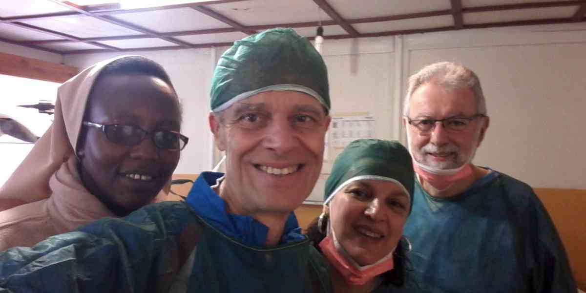 Volano all'equatore per ridare il sorriso ai poveri del Ruanda