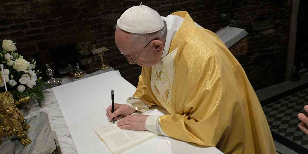 Papa Francesco firma la lettera ai giovani "Christus vivit"