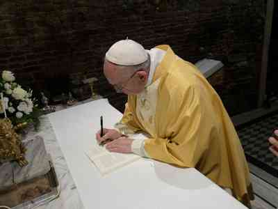 Papa Francesco firma la lettera ai giovani "Christus vivit"