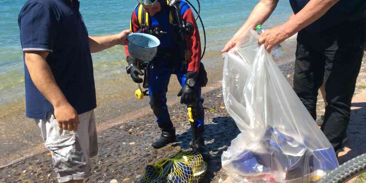 Gli spazzini del lago a caccia di rifiuti
