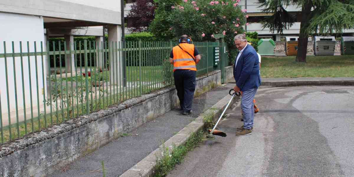 Operazione marciapiedi e i cigli stradali puliti dalle erbacce