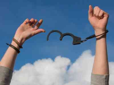 Liberarci dalle dipendenze per una vita più libera