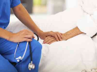 Cercansi operatori socio-sanitari: l’allarme delle case di riposo
