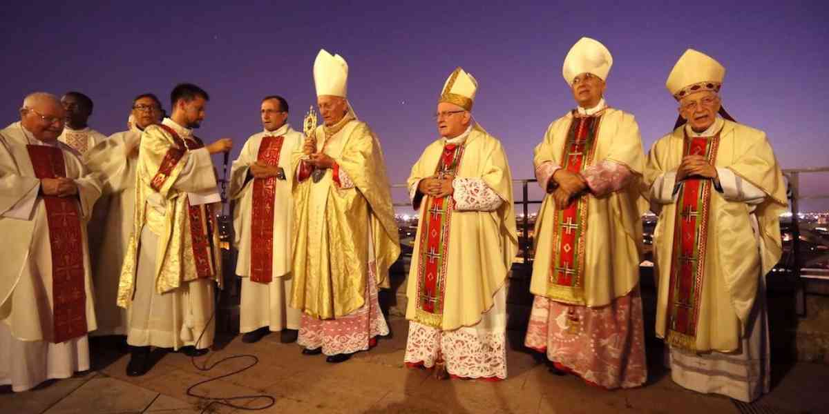 Il card. Dal Corso benedice la città da San Zeno in Monte