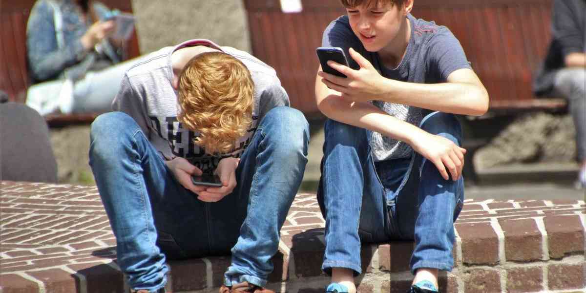 Adolescenti in rete: navigano a vista e senza salvagente