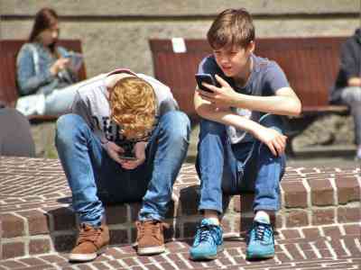 Adolescenti in rete: navigano a vista e senza salvagente