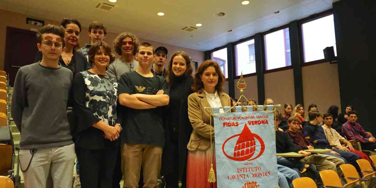 Studenti che diventano donatori di sangue