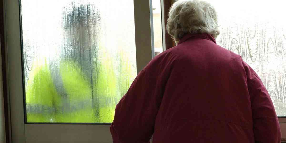 Anziani e paure: bussare alle porte non funziona più