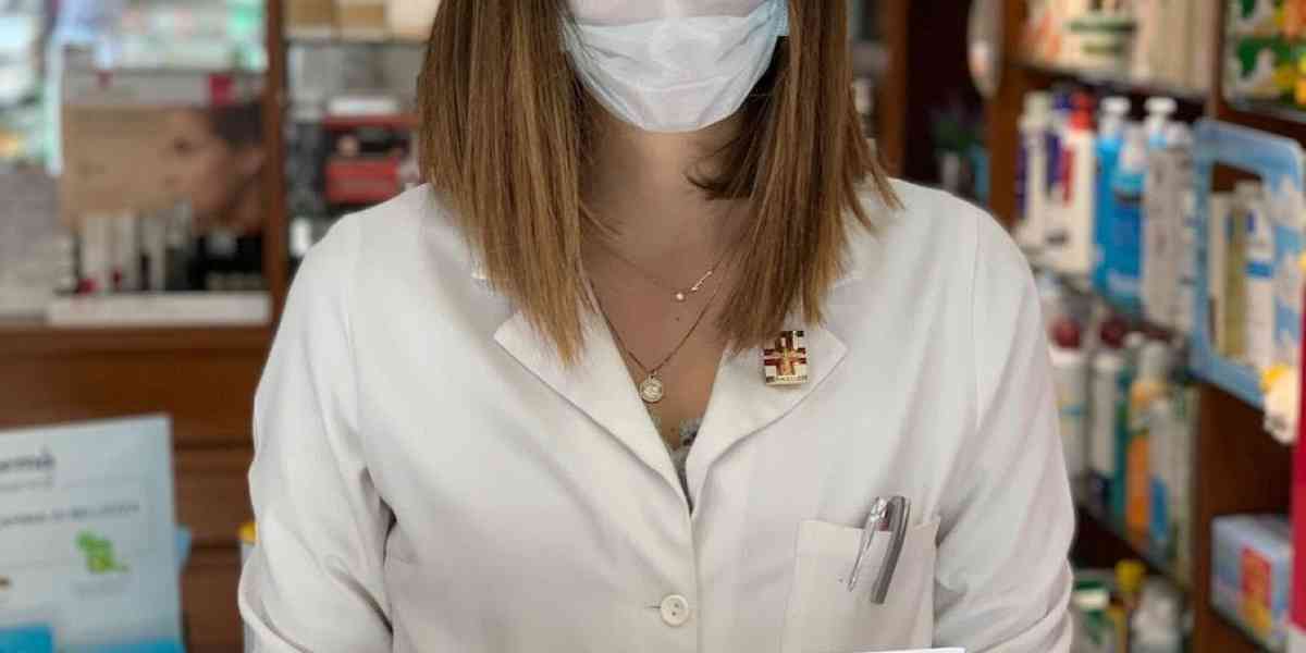 Loro in farmacia (per forza), noi a casa (per dovere)