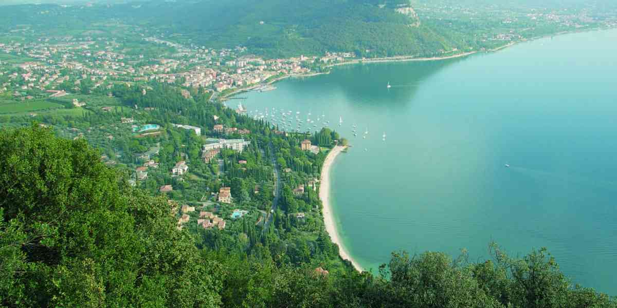 Una corona di preghiera social sul lago di Garda