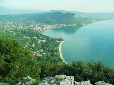 Una corona di preghiera social sul lago di Garda