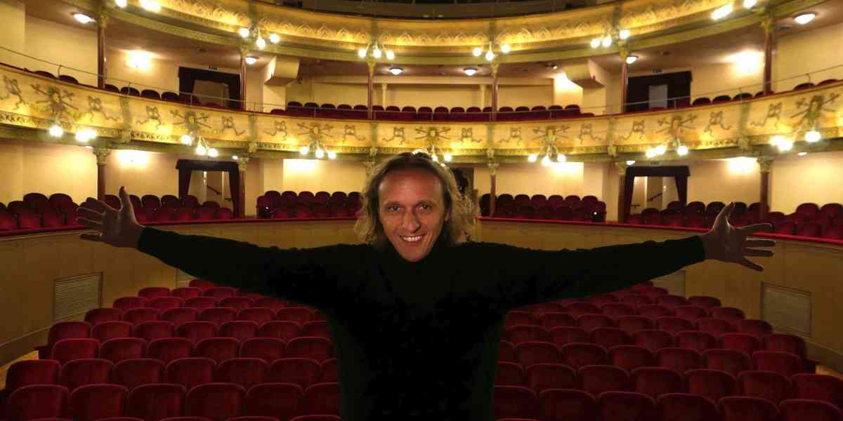 Alle sette a teatro, ma restando a casa