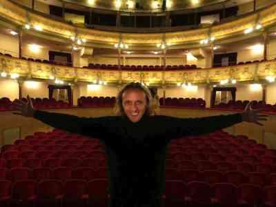 Alle sette a teatro, ma restando a casa