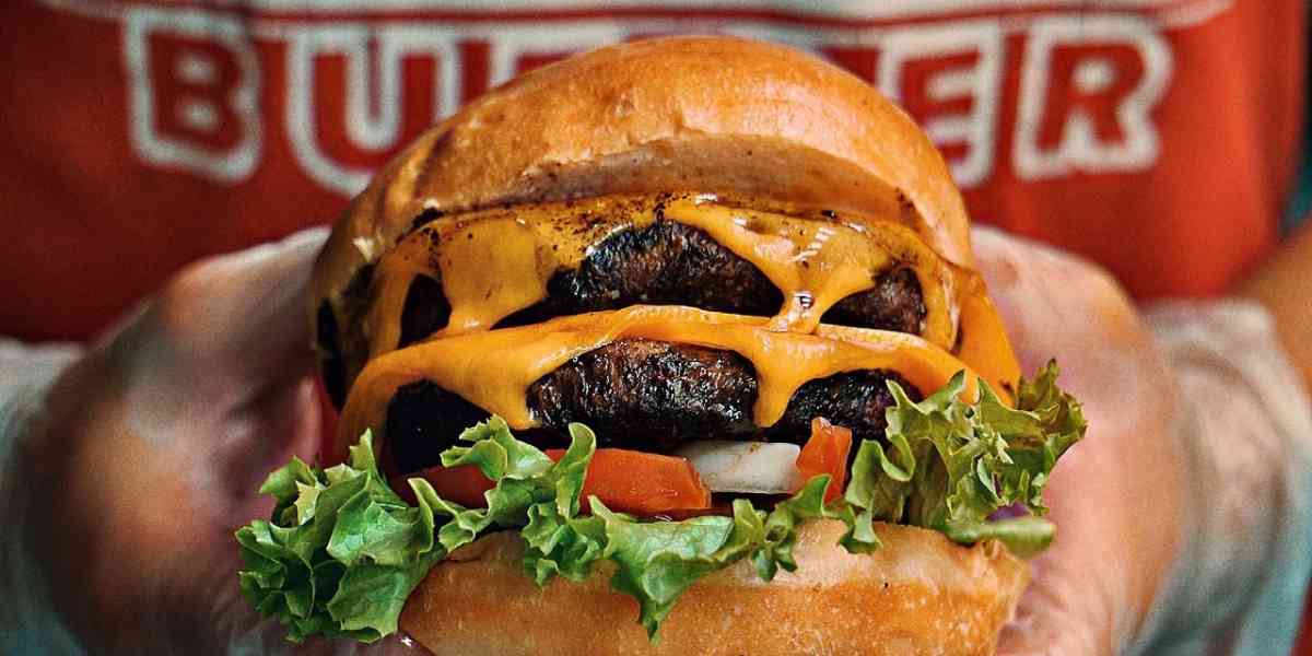 Hamburger, il panino americano per eccellenza che nel mondo fa il pieno di incassi (e di calorie)