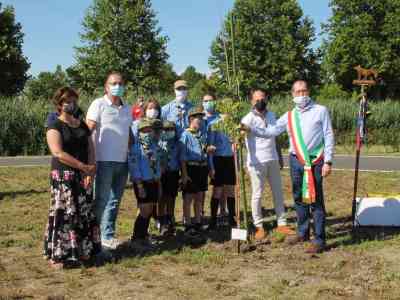 Gli scout fanno festa piantando cinque platani
