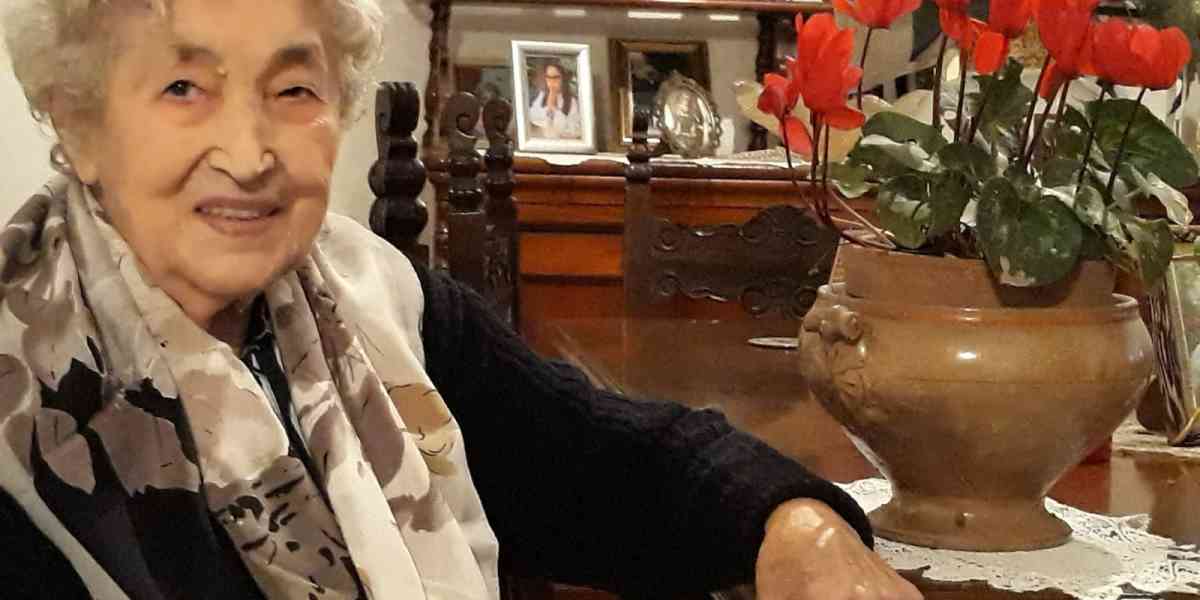 Tira la sfoglia per le tagliatelle: così non le pesano i 105 anni