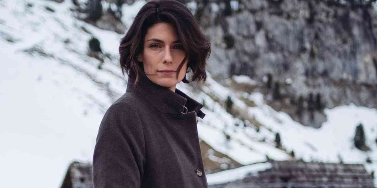 Una famiglia fugge, ma tante restano davanti al televisore