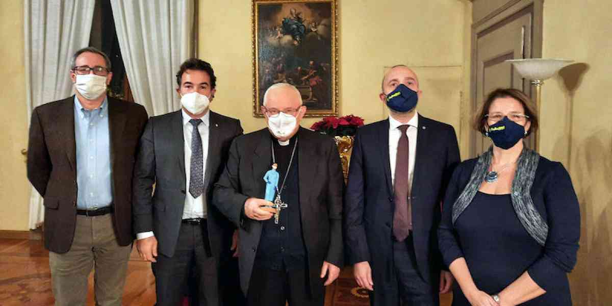 L’infermiera anti-Covid del presepe 2020 donata al Vescovo di Verona