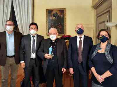 L’infermiera anti-Covid del presepe 2020 donata al Vescovo di Verona