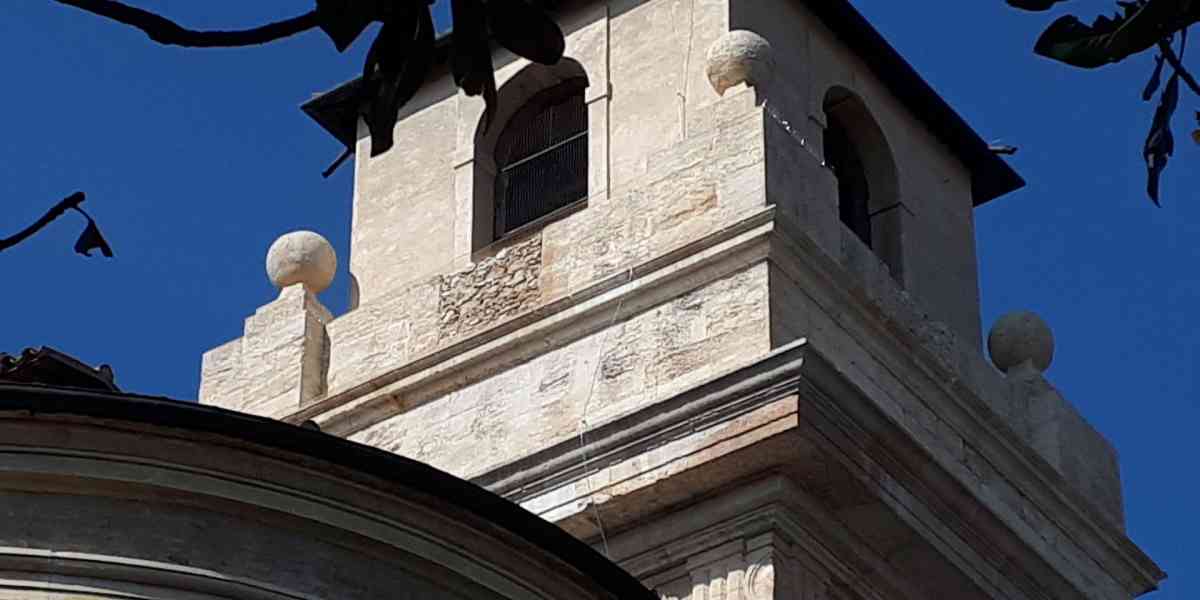 Il possente campanile in tufo è tornato a nuovo splendore