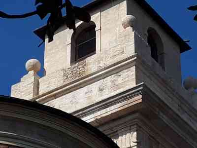 Il possente campanile in tufo è tornato a nuovo splendore