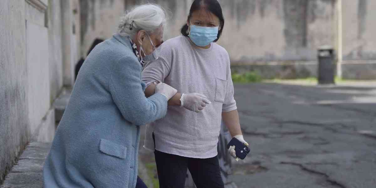 «Vaccinare subito colf, badanti e senzatetto»