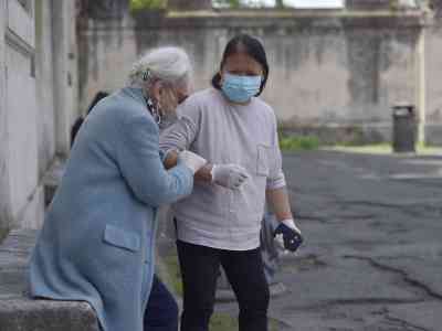 «Vaccinare subito colf, badanti e senzatetto»
