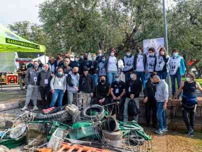 A Bardolino gli “spazzini” del lago mettono la muta da subacqueo