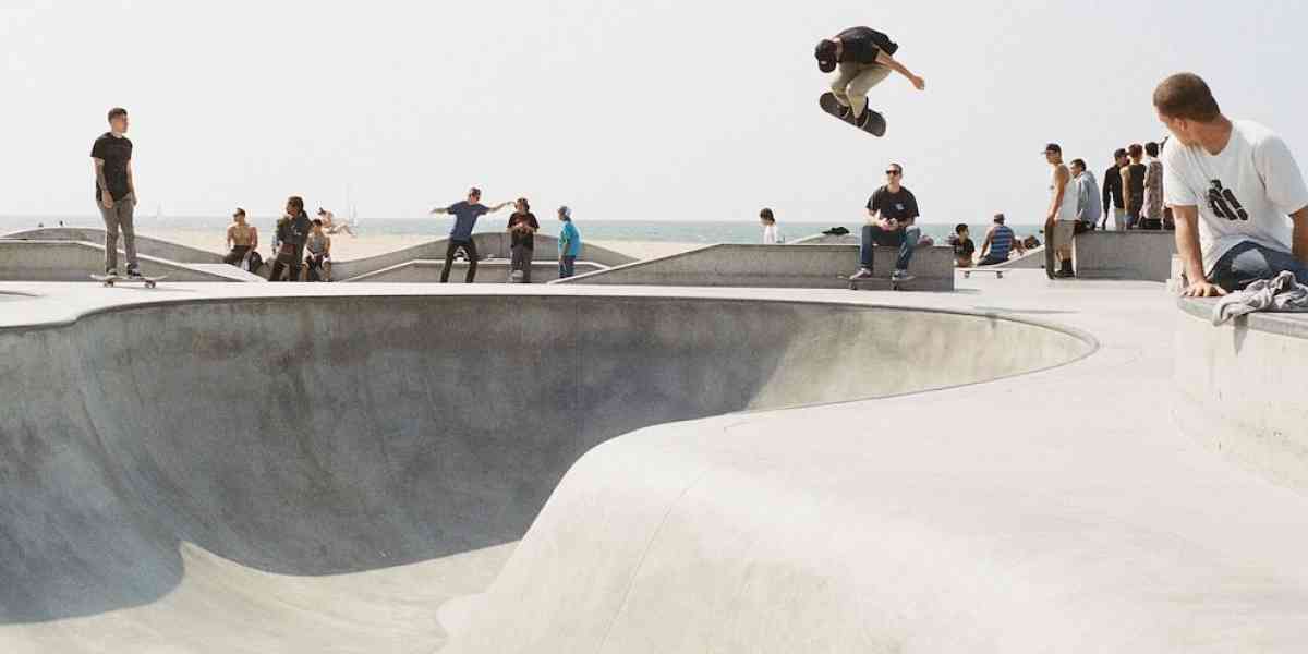 Sarà pure “da pazzi”, ma lo skateboard fa divertire i giovani come pazzi