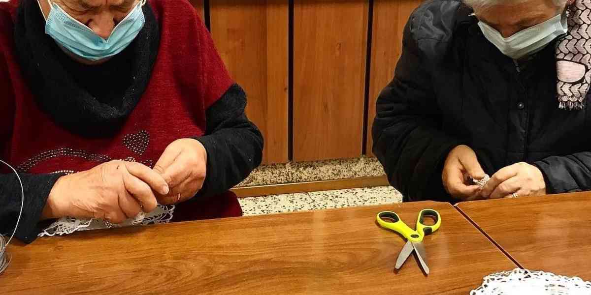 Qui le luminarie natalizie sono fatte di... centrini realizzati dalle volontarie