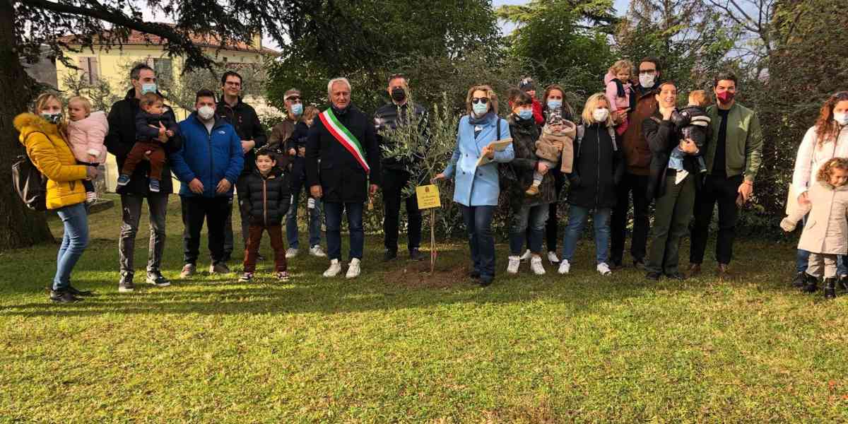 Piantare noccioli fa crescere solidarietà e ambientalismo