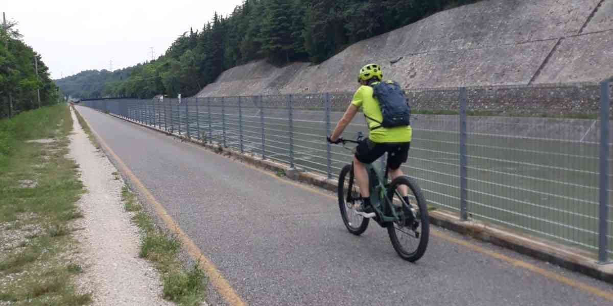Attorno al Garda un anello di piste ciclabili, mentre nell’entroterra...