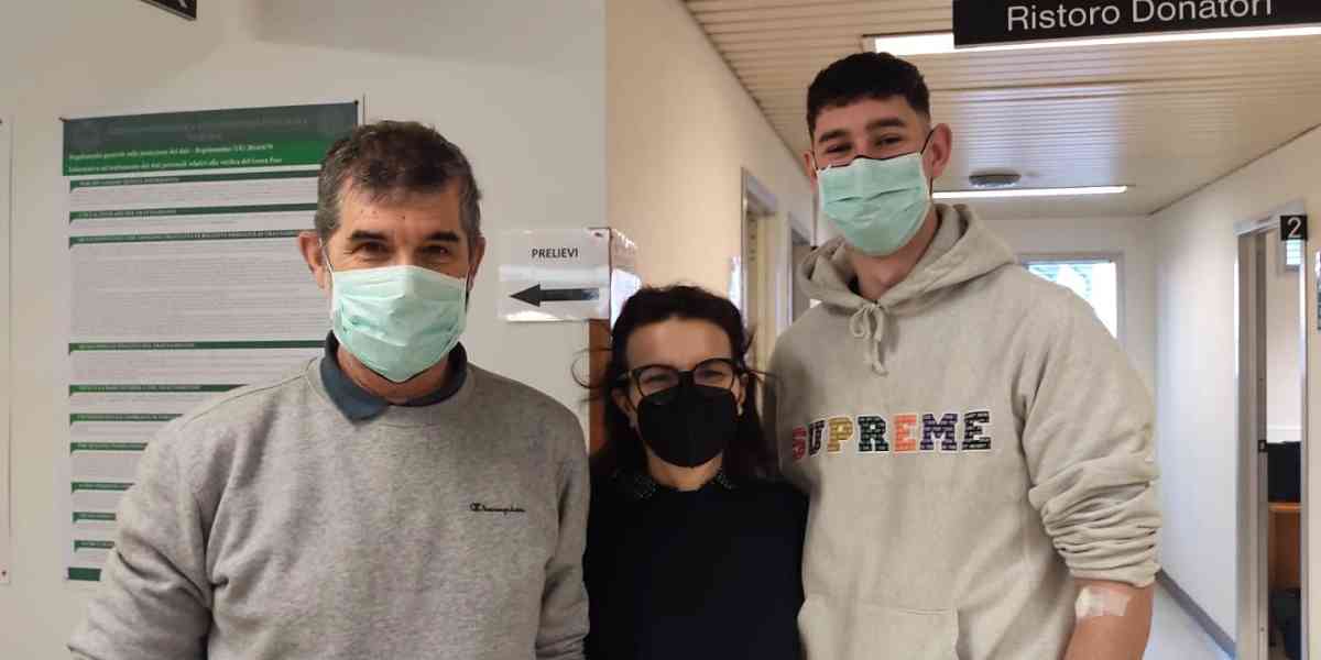 Padre e figlio donano il sangue insieme: un esempio più "virale" del Covid