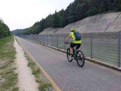 Attorno al Garda un anello di piste ciclabili, mentre nell’entroterra...
