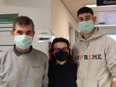 Padre e figlio donano il sangue insieme: un esempio più "virale" del Covid