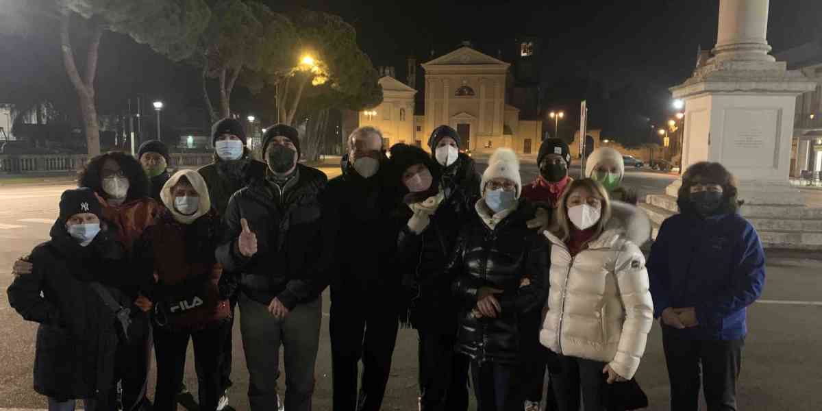 Camminano in gruppo solo quando cala la notte