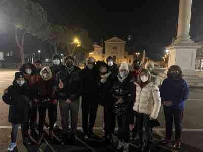 Camminano in gruppo solo quando cala la notte
