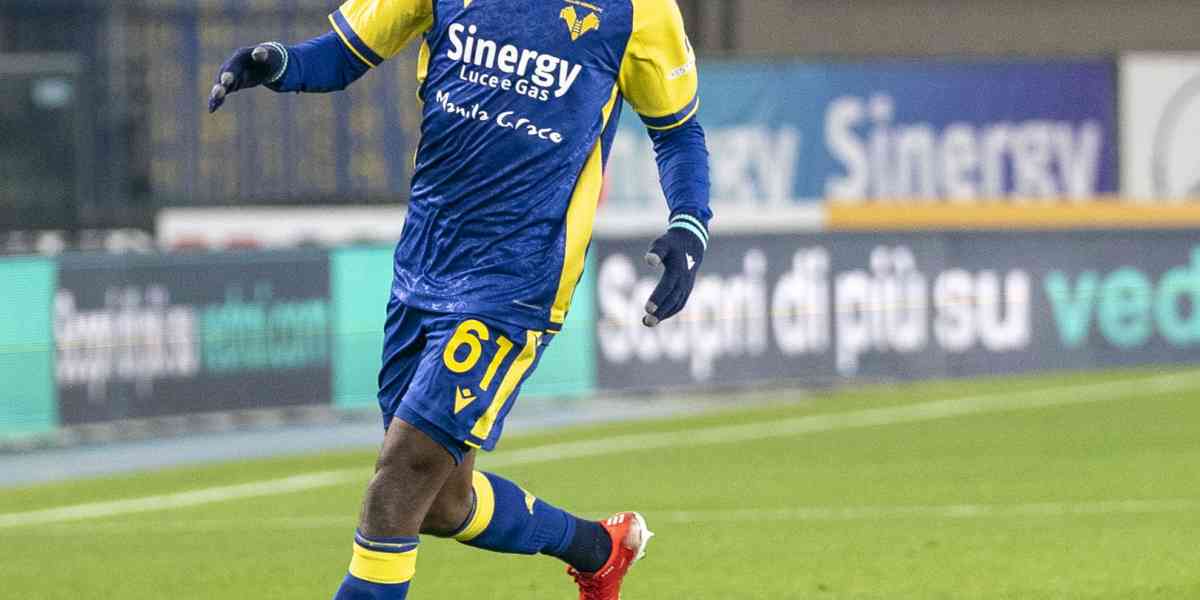 Splendido Verona per un tempo, la Roma recupera: 2-2
