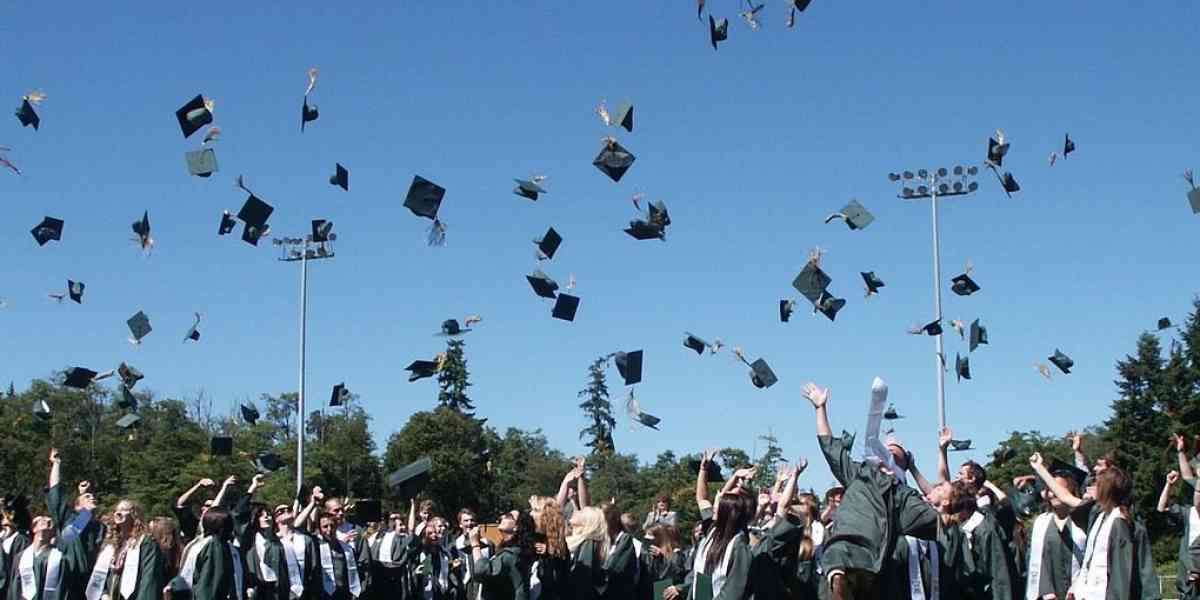 Gli alunni diplomati alle Seghetti tornano a scuola