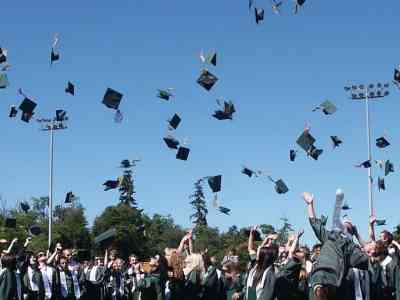 Gli alunni diplomati alle Seghetti tornano a scuola