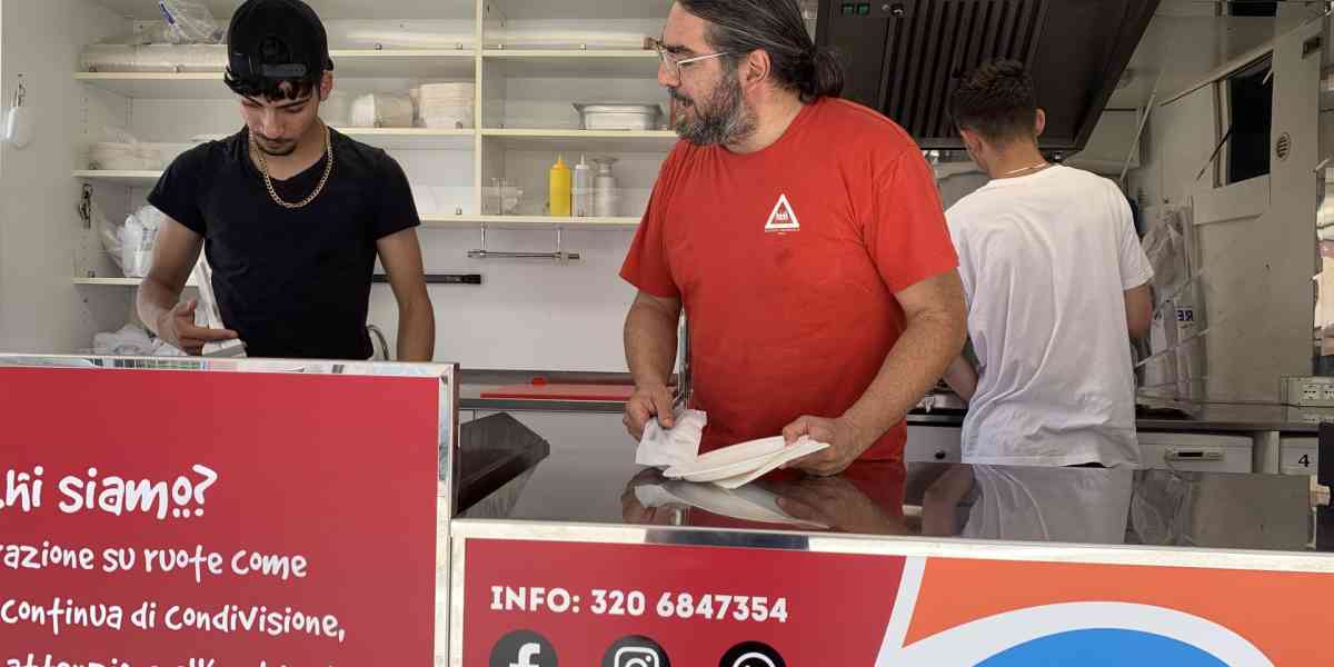 «Cosa prende?»: la cucina su ruote che aiuta i giovani