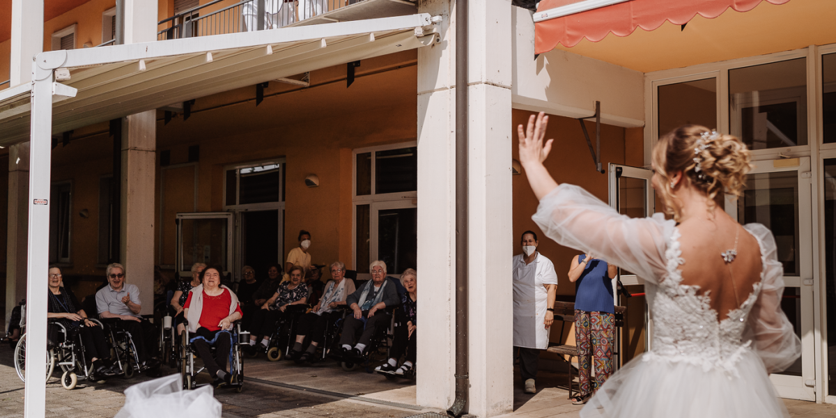 Arianna dice "sì", ma prima passa a salutare le amiche della casa di riposo