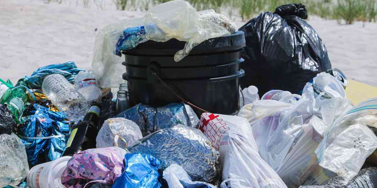 Chi si rimbocca le maniche contro un mondo plastificato